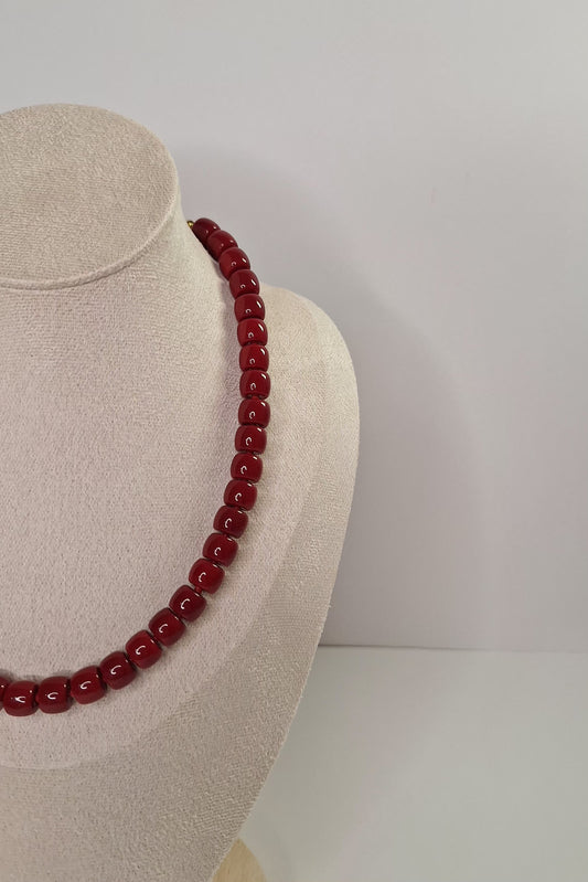 Collar Jimena cuentas granate detalle