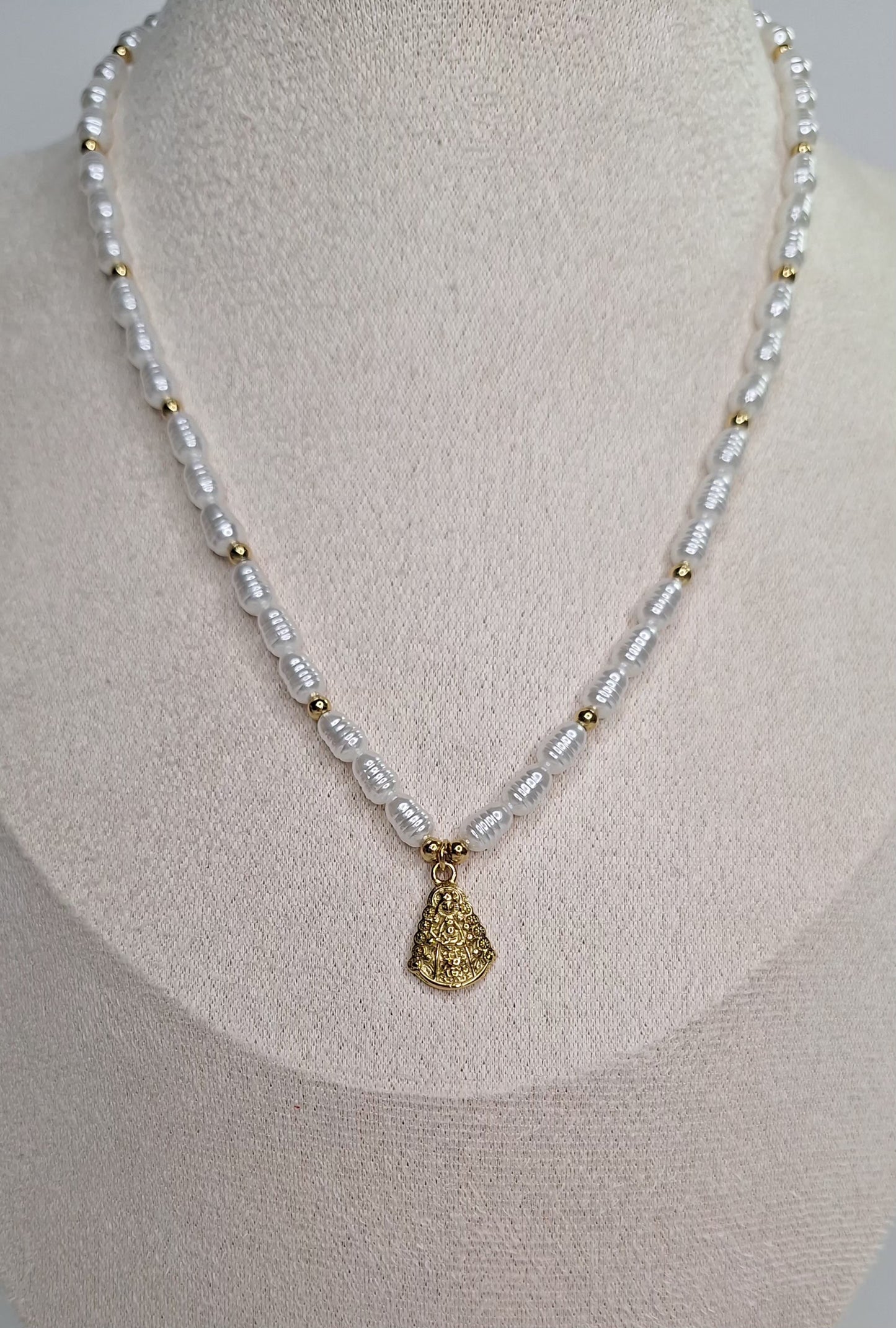 Detalle Collar Perlas Virgen del Rocío