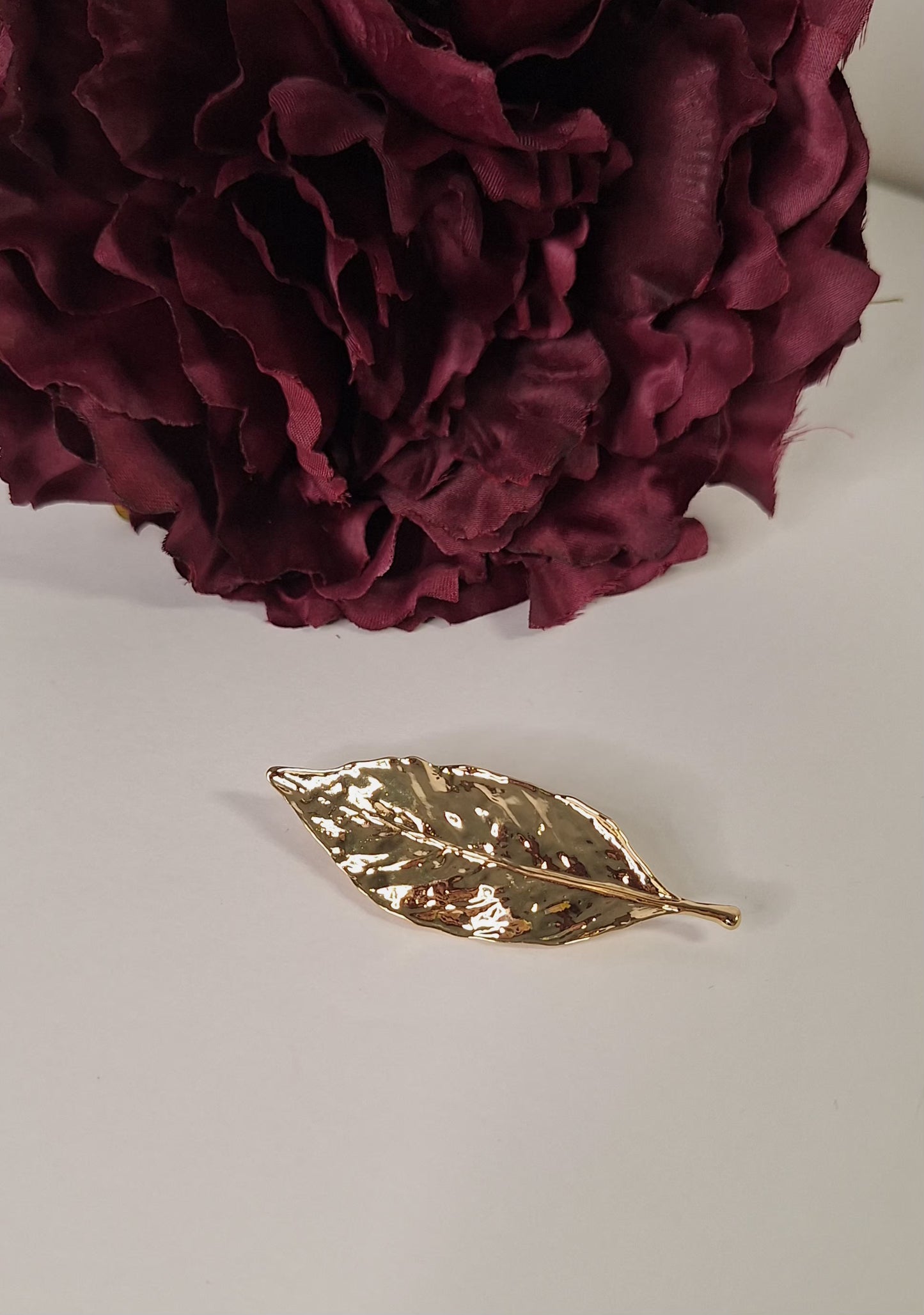 Broche dorado hoja flamenca