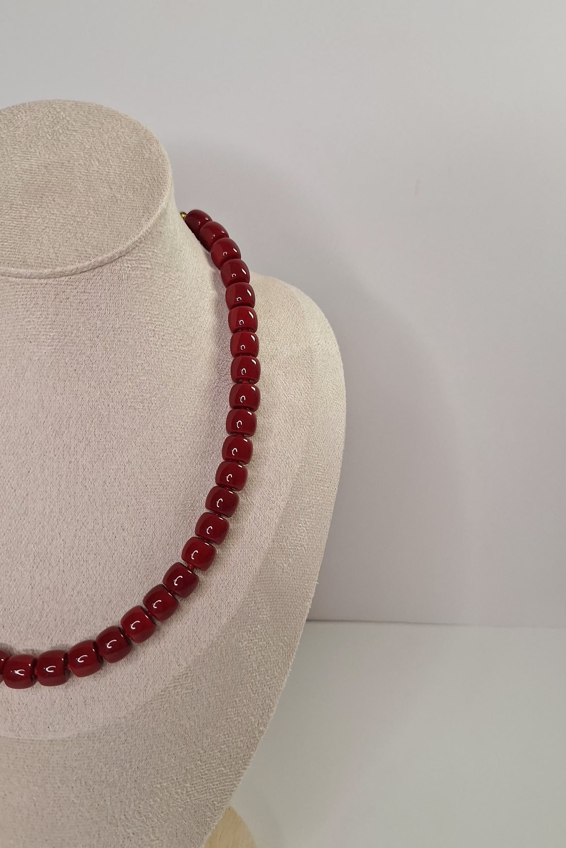 Collar Jimena cuentas granate detalle