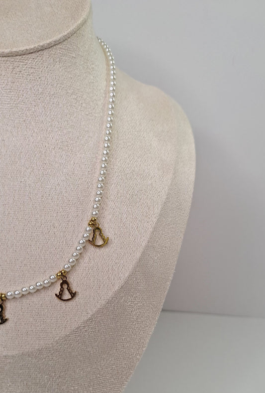Collar Virgen del Rocío perlas detalle