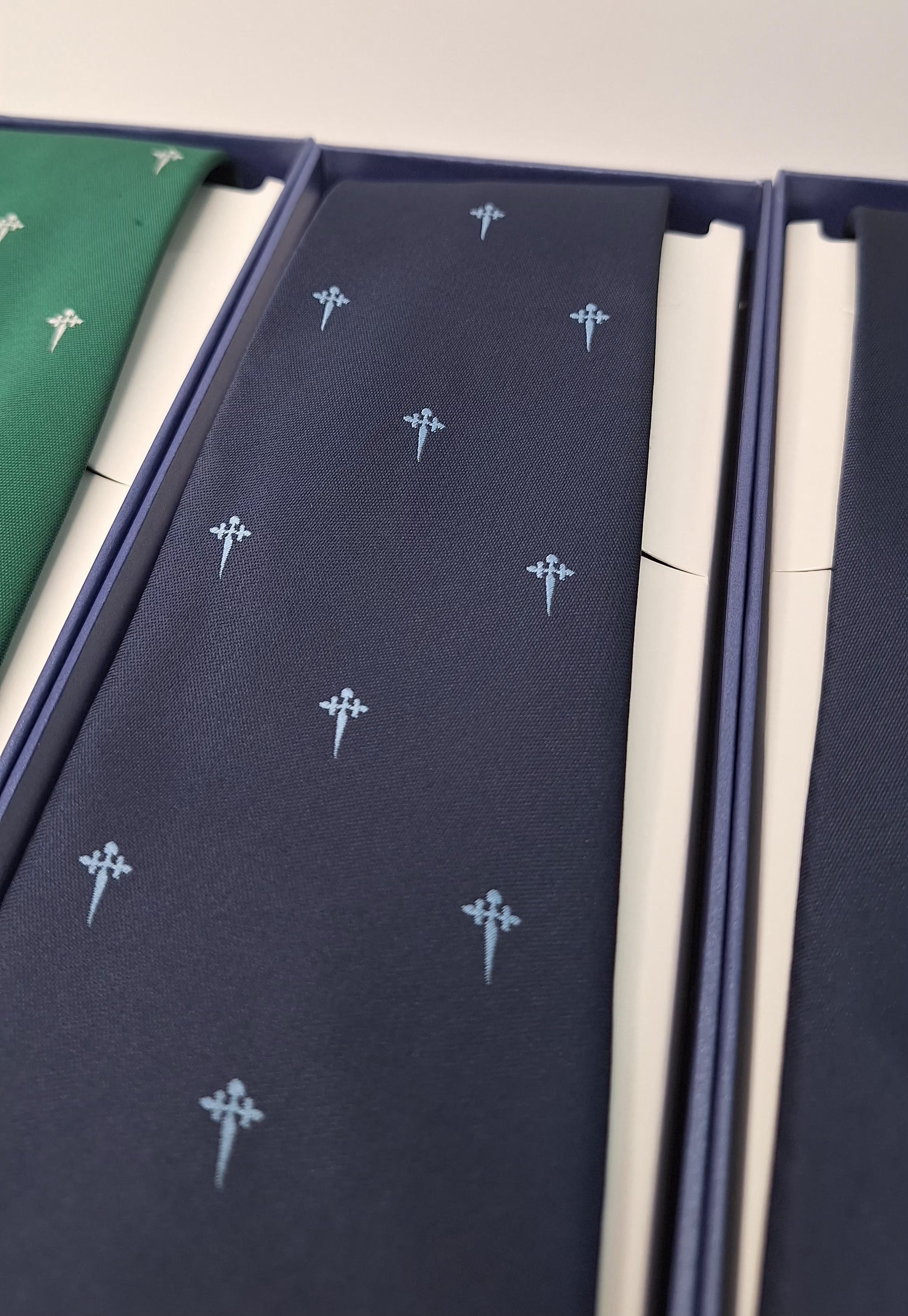 Corbata hombre azul marino estampada Cruz de Santiago 