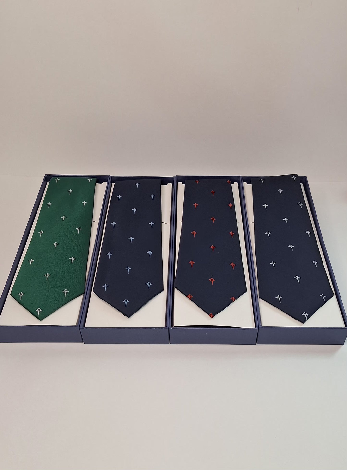 Corbatas hombre estampadas Cruz de Santiago 