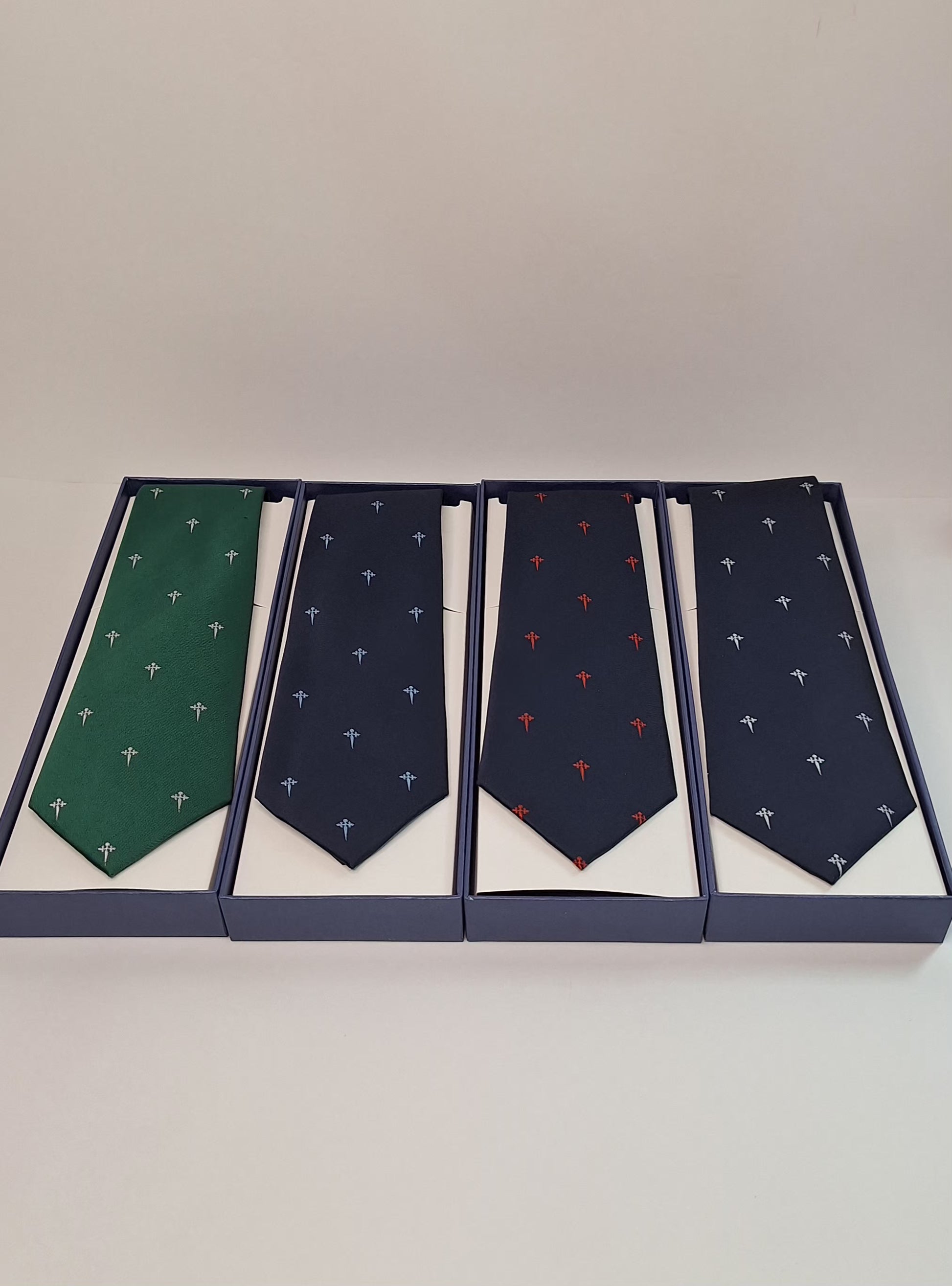 Corbatas hombre estampadas Cruz de Santiago 