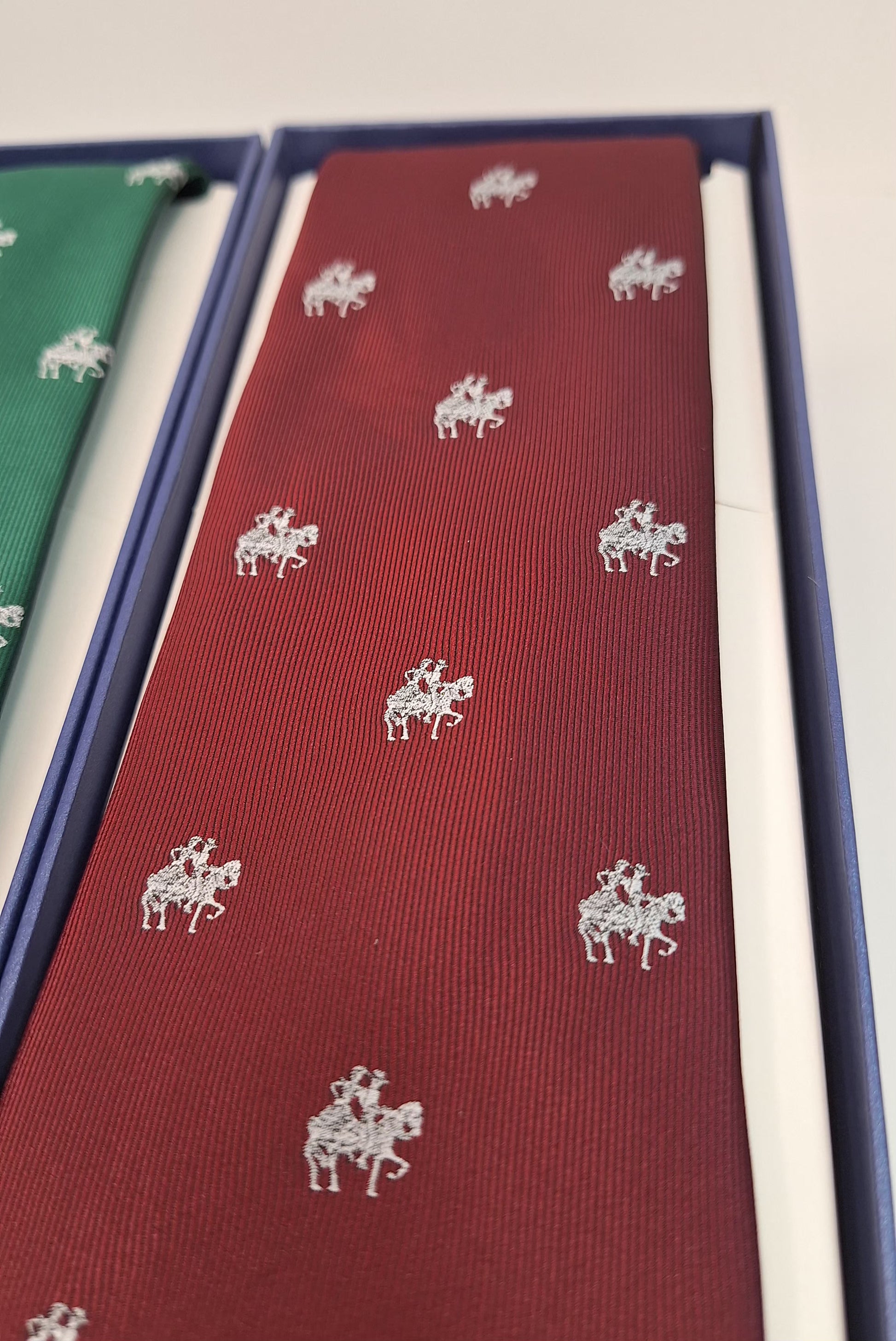 Detalle corbata burdeos estampada 