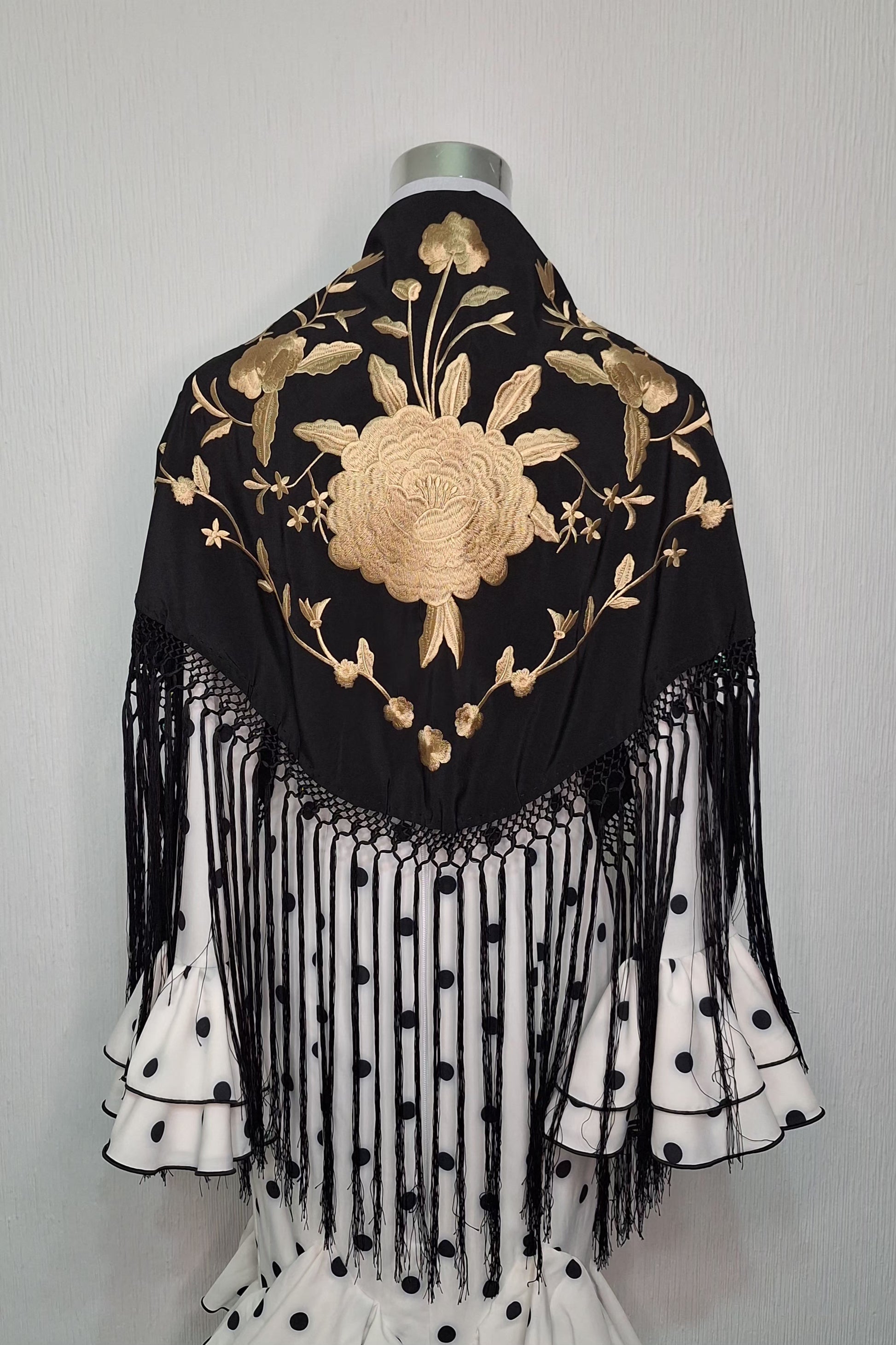Mantoncillo flamenca negro y dorado con fleco largo