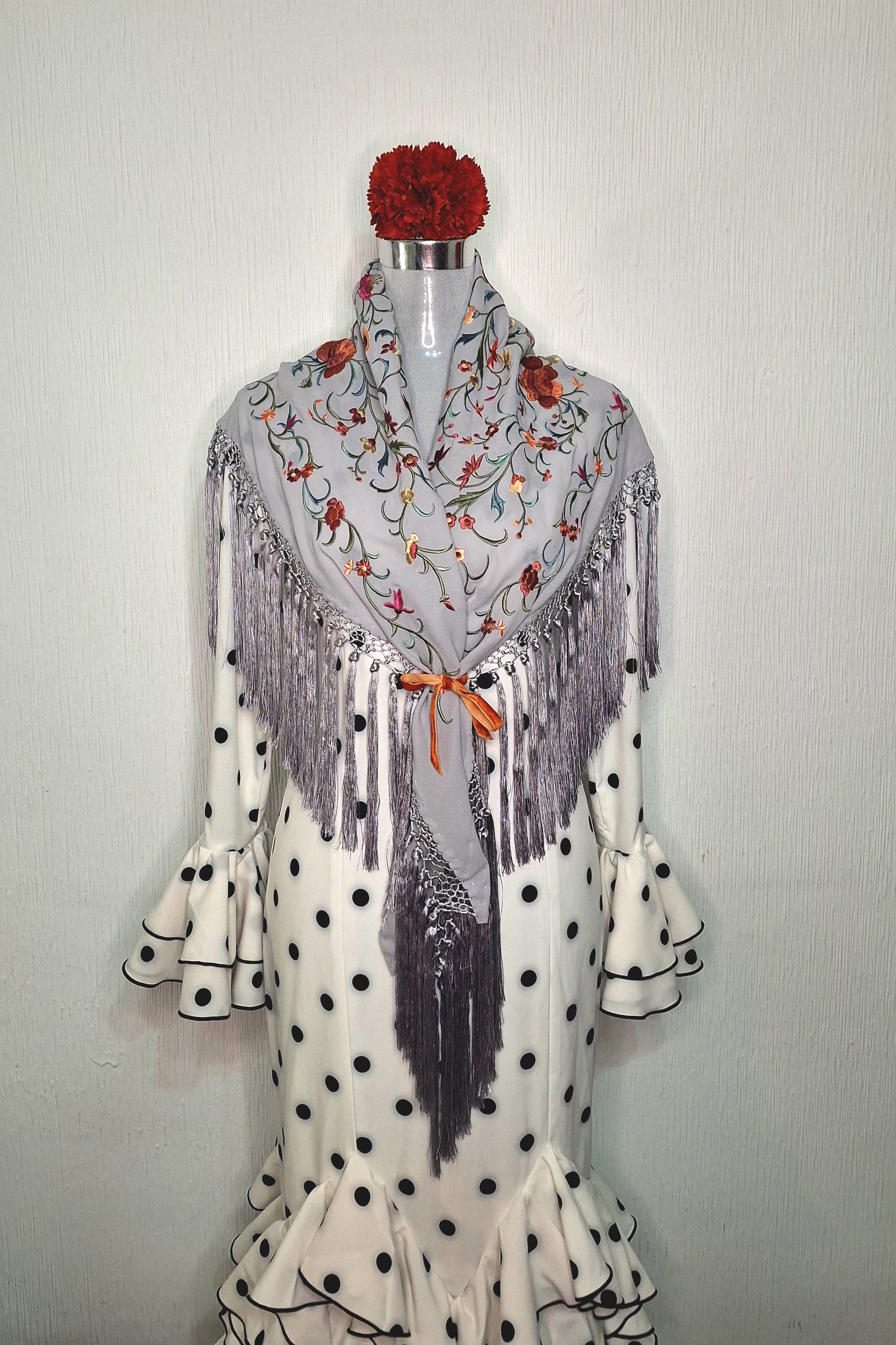 Mantoncillo flamenca gris perla