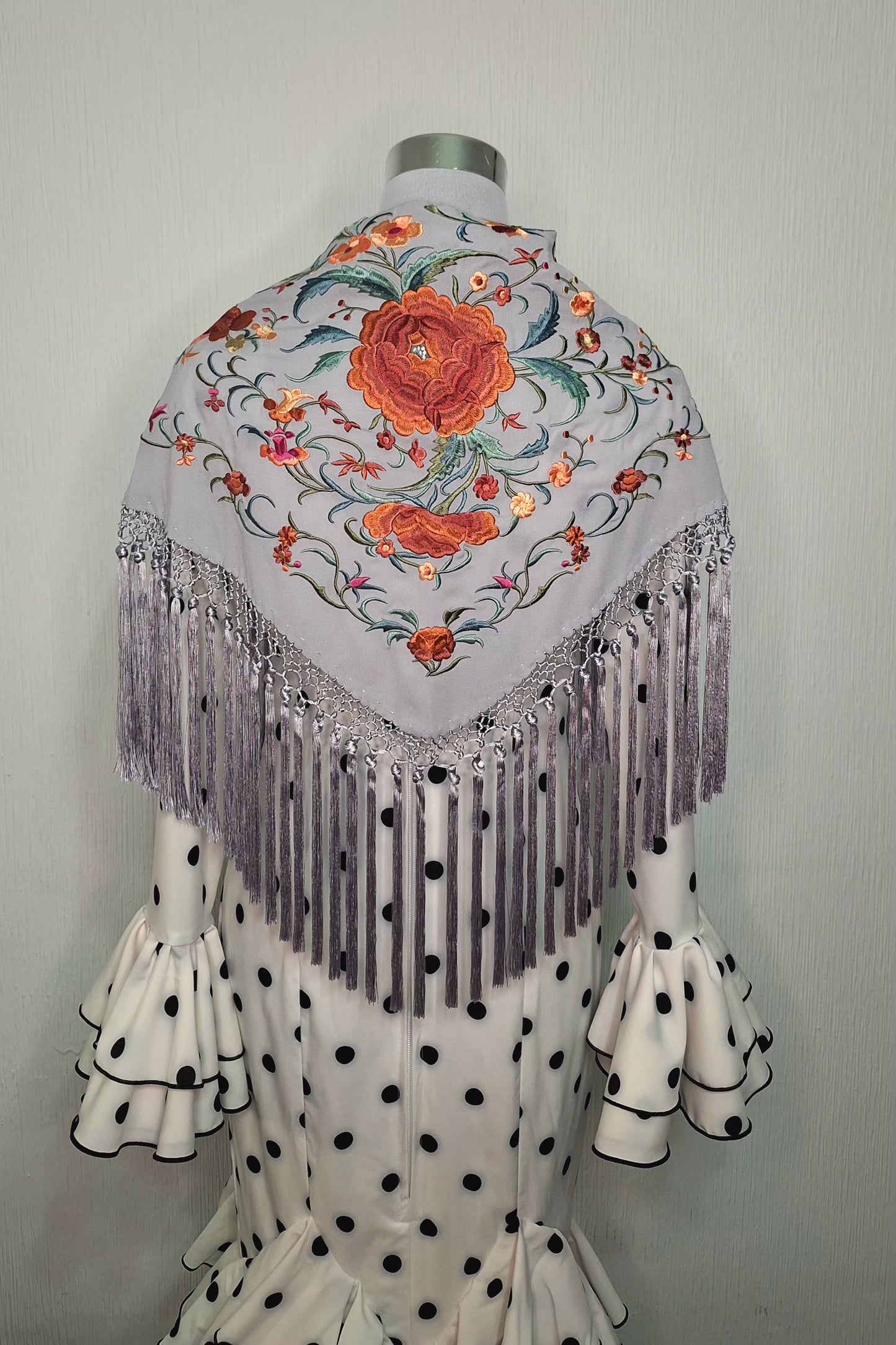 Mantón de flamenca gris perla