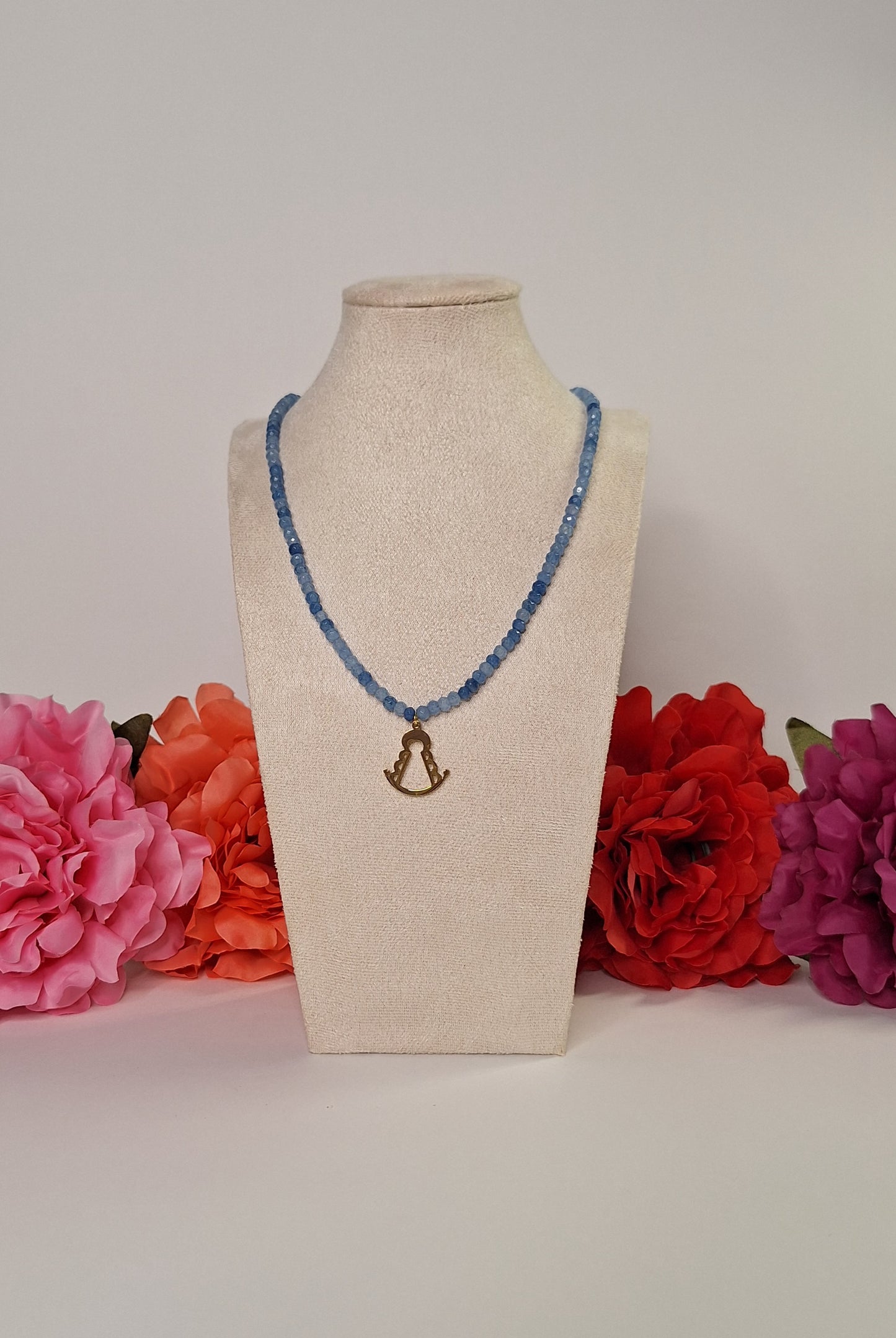 Collar Virgen del Rocío cuentas