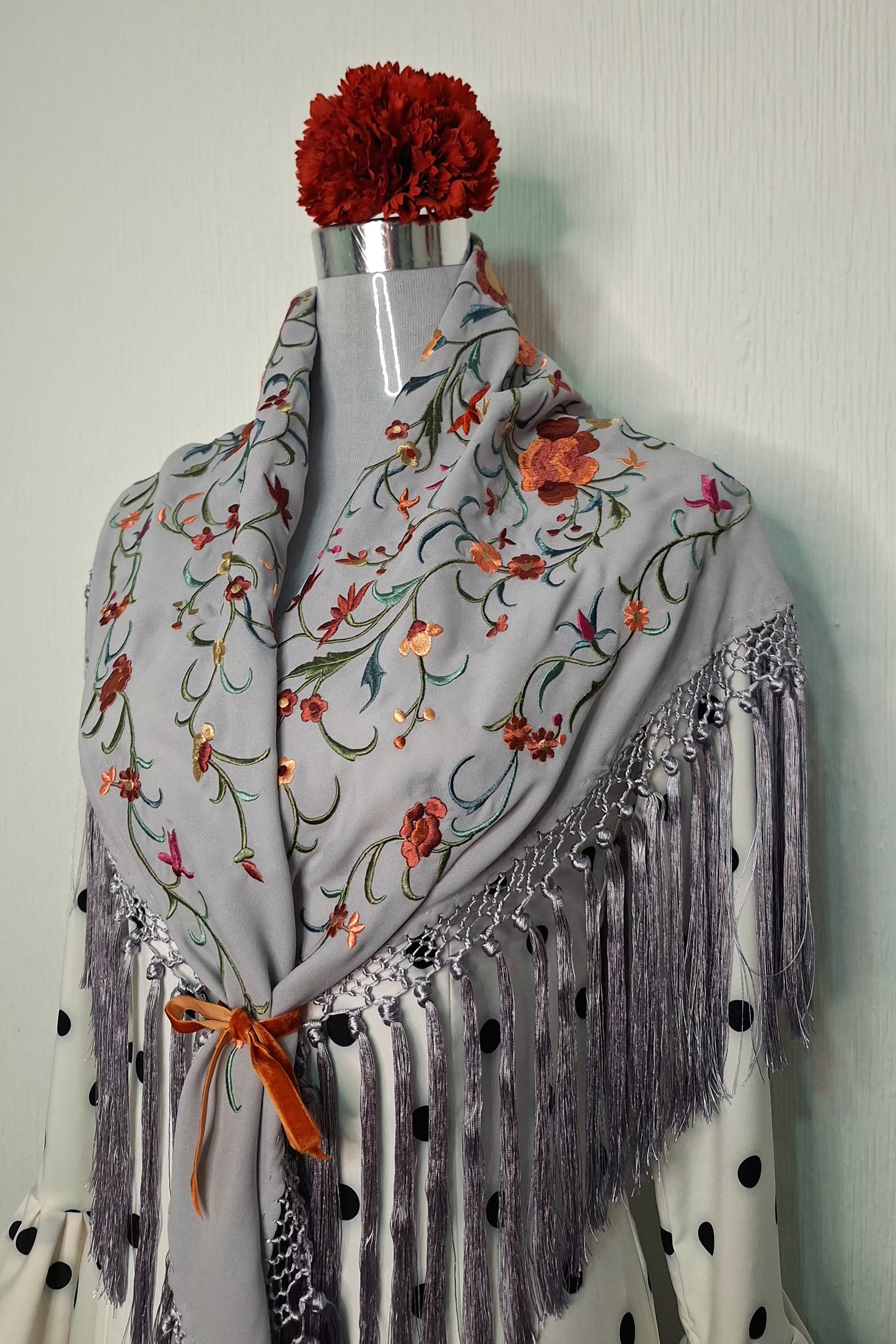 Mantoncillo flamenca gris perla